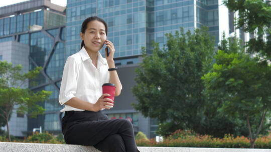 亚洲东方中国女性户外办公打电话玩手机