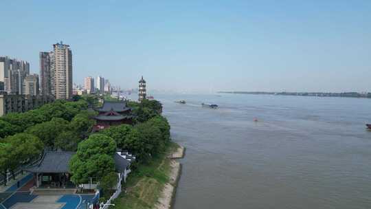 沿江道路边绿树中的古建筑风景九江锁江楼