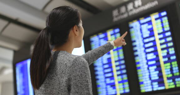 女子前往香港机场旅游