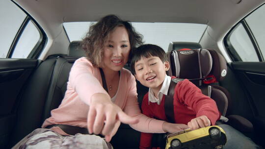 汽车后排妈妈和孩子温馨画面合集视频素材模板下载