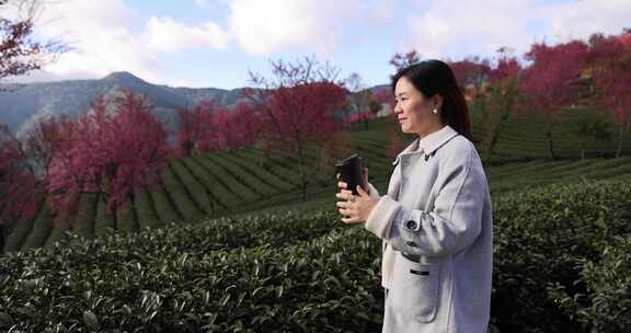 在樱花树园喝咖啡的年轻美女唯美慢镜头