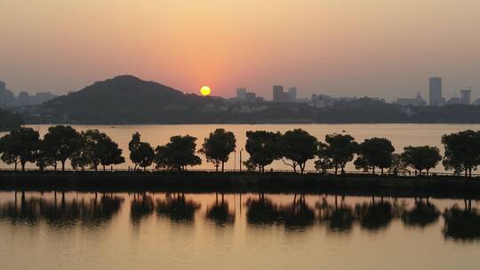 武汉东湖航拍东湖绿夕阳道金色湖面