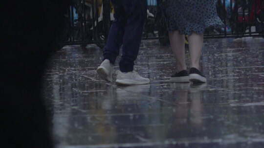 雨天 街景 人流 脚步特写 道路