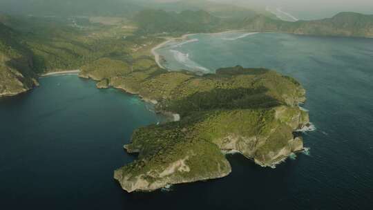 波浪、海岸线和绿色植物的潘台拉瓦尔全景