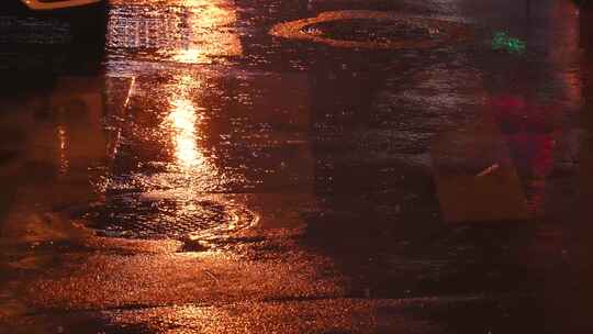 下雨的街道车辆驶过