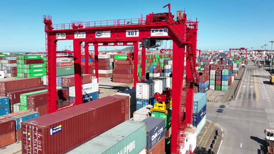 繁忙的商业港口-上海洋山港
