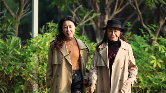 两位女士户外漫步