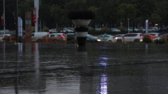 冬雨中的城市街头