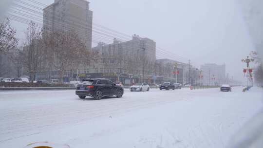 4k北方城市下大雪的马路路口掉头的人