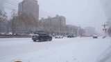 4k北方城市下大雪的马路路口掉头的人高清在线视频素材下载