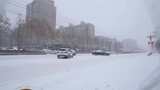 4k北方城市下大雪的马路路口掉头的人高清在线视频素材下载