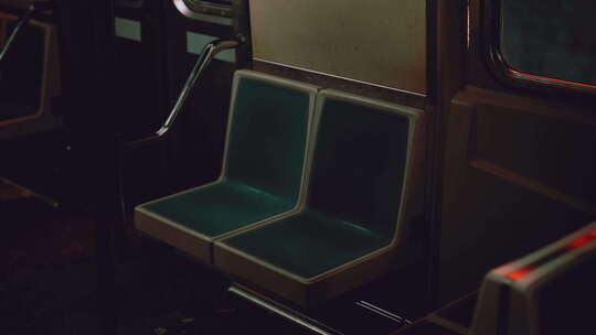 地铁列车或公共汽车上的绿色座位视频素材模板下载