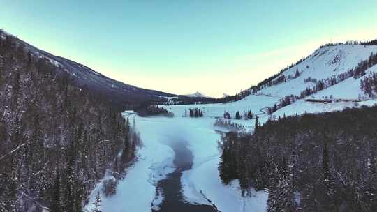 航拍新疆雪山风光