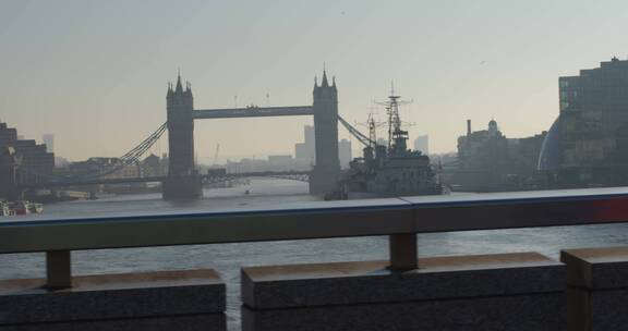 从伦敦桥上看塔桥和泰晤士河
