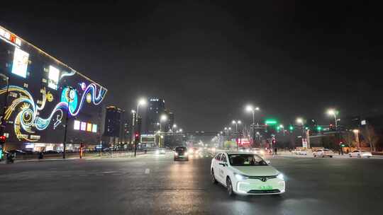 城市夜晚开车第一视角汽车窗外沿途风景马路