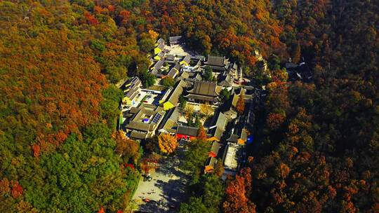 秋色相映的山中寺庙视频素材模板下载