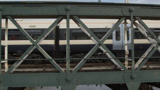 伦敦火车铁路桥上行驶的火车