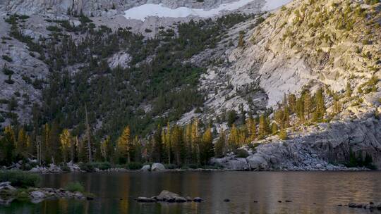 松湖山脉的清晨光线