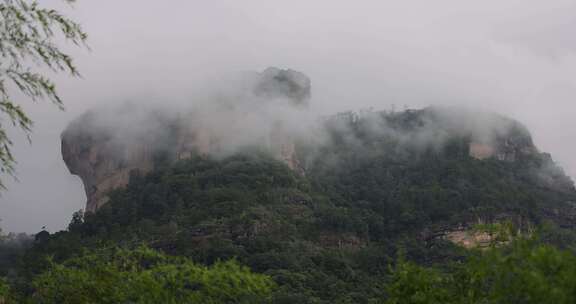 中国福建武夷山云雾缭绕