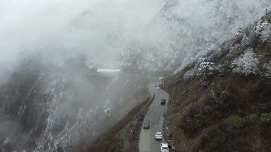 318国道 公路 川西 山路 雪山下雪