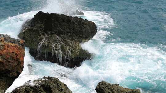 海浪拍打岩石视频素材模板下载