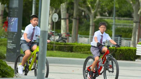 小学生活动毕业奔跑运动毕业博士服毕业季