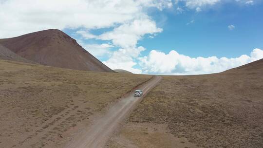航拍越野车行驶在无人区的山路上视频素材模板下载