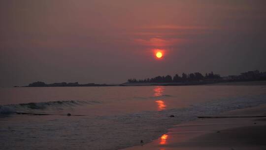 海边沙滩海水浪花拍打美丽海岸线黄昏日落视频素材模板下载