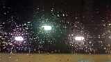 夜晚灯光下雨中行驶的车窗玻璃水珠空镜高清在线视频素材下载