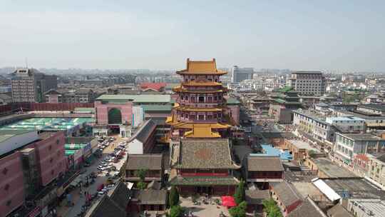 古风建筑与现代建筑并存的城市景观