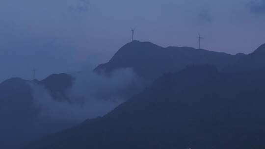 广东茂名信宜石镬坳清晨云雾缭绕风车山