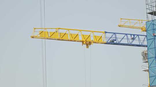 建筑施工工地工业起重机塔吊运行特写