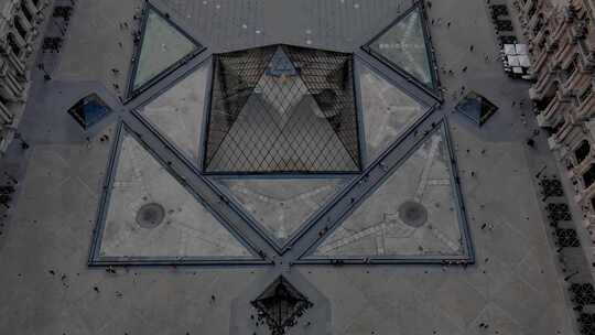 航拍巴黎卢浮宫博物馆玻璃金字塔日出日落