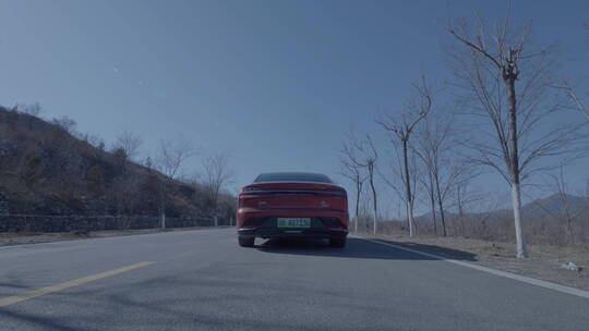 红色新能源电动车山路 起步特写 车尾角度