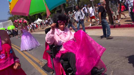 残疾妇女坐在轮椅上欢呼
