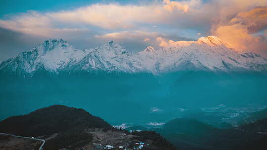 西藏日喀则吉隆沟乃村日出雪山航拍延时