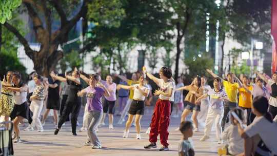 4K高清实拍年轻人在公园跳广场舞