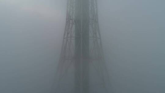 航拍电视塔平流雾
