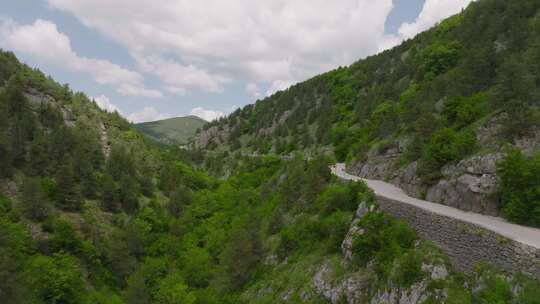 山脉和丘陵之间的道路