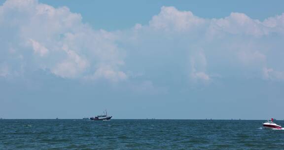 8k实拍蓝天白云下海面上疾驰而过的汽艇