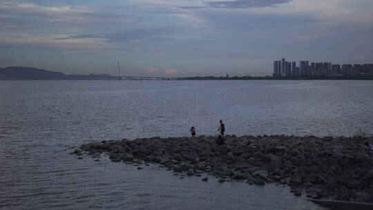 A7S3实拍 深圳红树湾傍晚嬉闹人群 海边视频素材模板下载
