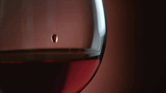 葡萄酒滴落在酒杯里