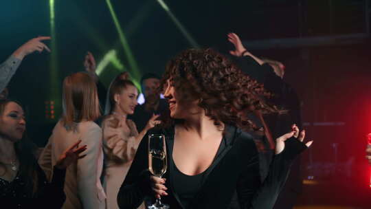 卷曲的黑发时尚女人在夜总会派对香槟酒精拥视频素材模板下载