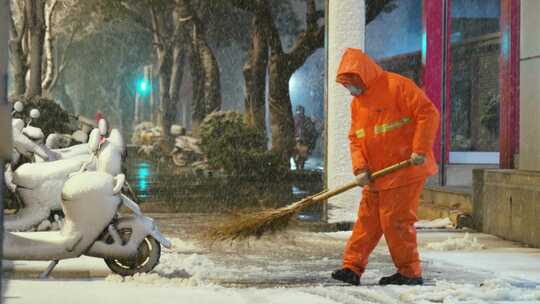 大雪纷飞下扫雪的环卫工人3