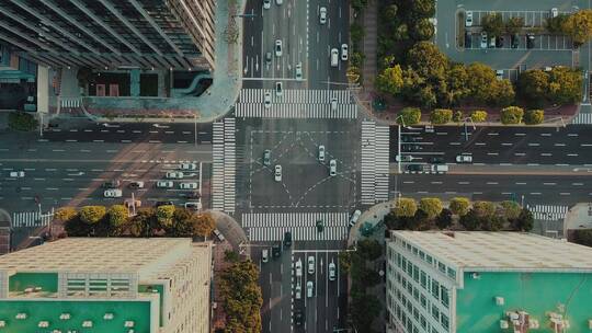 城市十字路口的交通俯视镜头推进