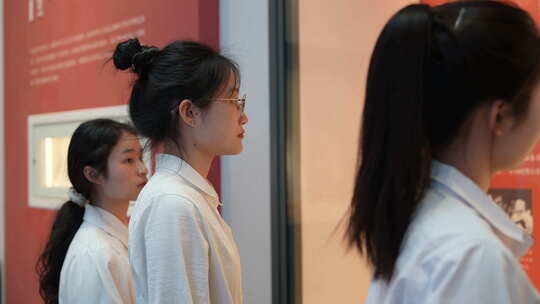 女孩们排队参观展览