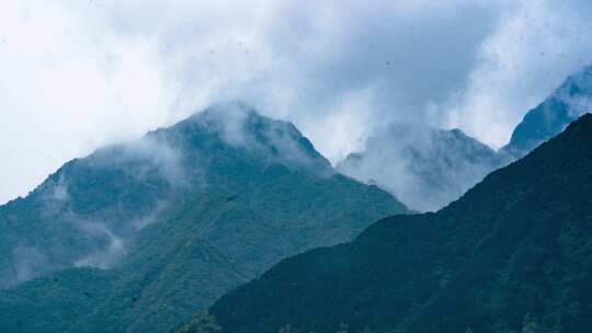 秦岭山脉云海云雾飘动