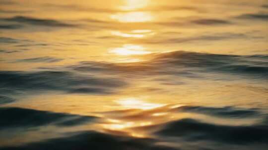 夕阳下波光粼粼的海面