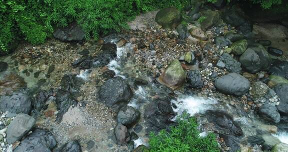 俯拍夏日山涧溪流