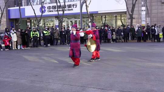 街头传统服饰敲锣表演